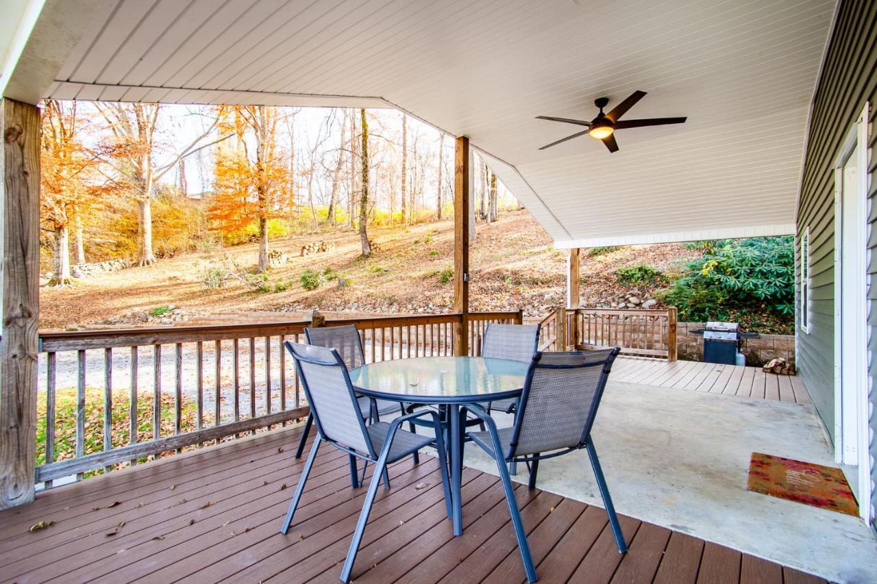 Evergreen Getaway Fire Pit And Wood Fireplace Townsend Zewnętrze zdjęcie